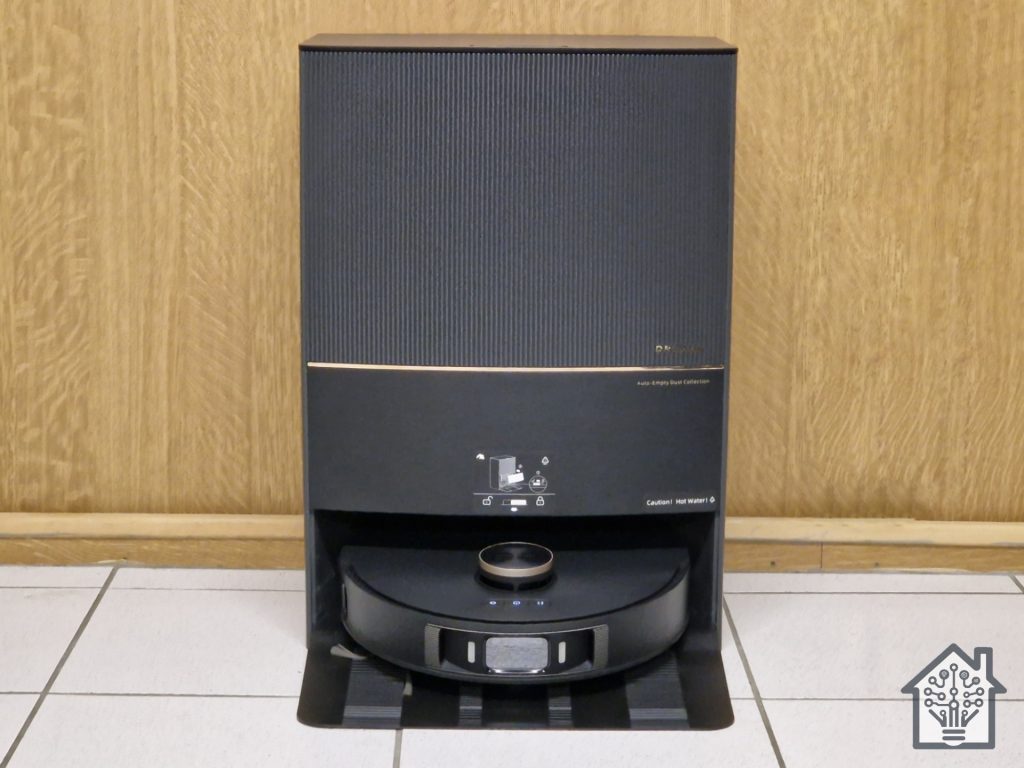Picture of the DreameBot L30 Ultra robot vacuum and its dock