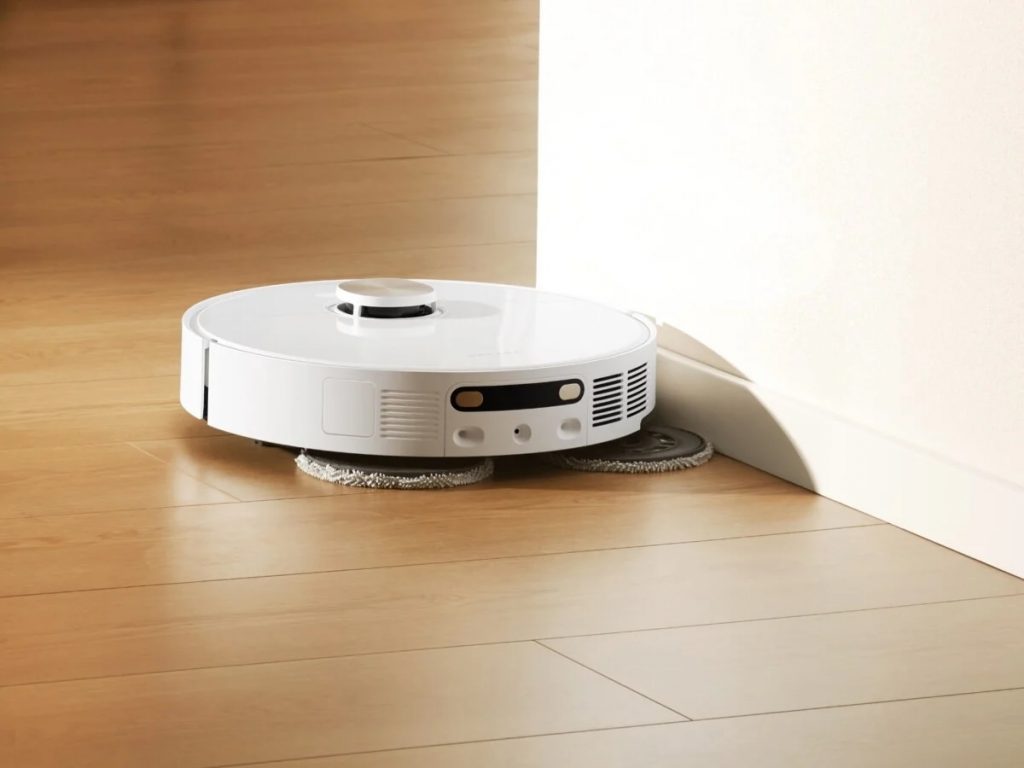 DreameBot L10s Pro Ultra Heat using its MopExtend mop pad to clean along the baseboard